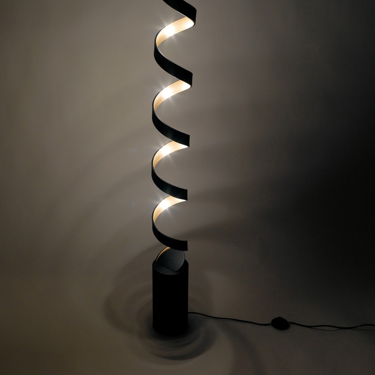 Piantana lampada da terra 30W a led nero SPIRAL. Acquista articoli per l'illuminazione a prezzi vantaggiosi.