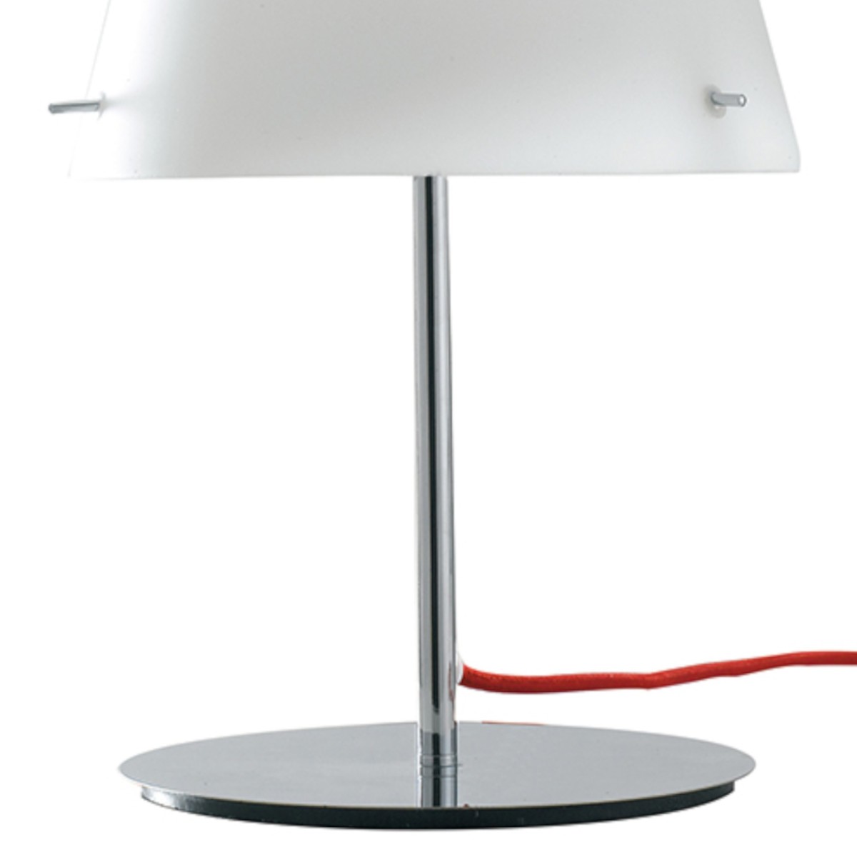 Lampada da tavolo 60W E27 altezza 65cm bianca LOCKE. Punto luce dal design moderno ed essenziale.