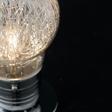 Piantana lampada da terra 60W E27 cromo BILBO. Simpatico e moderno punto luce dalla forma a lampadina.