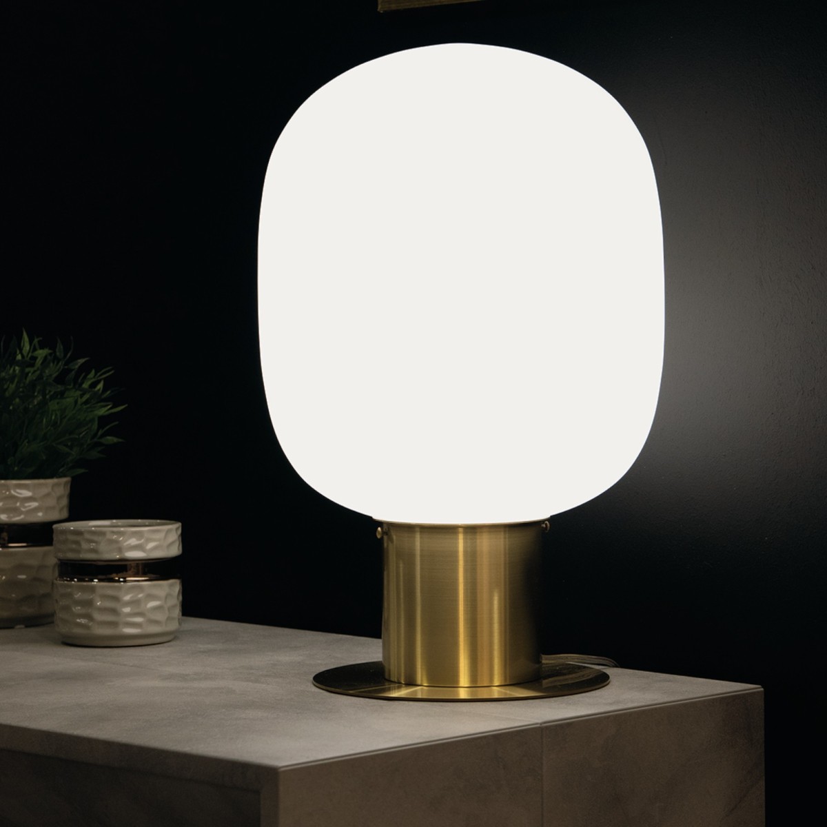 Lampada da tavolo 25W E27 diametro 30cm cromo GILDA. Punto luce moderno dalla forma cilindrica, in vetro e metallo.