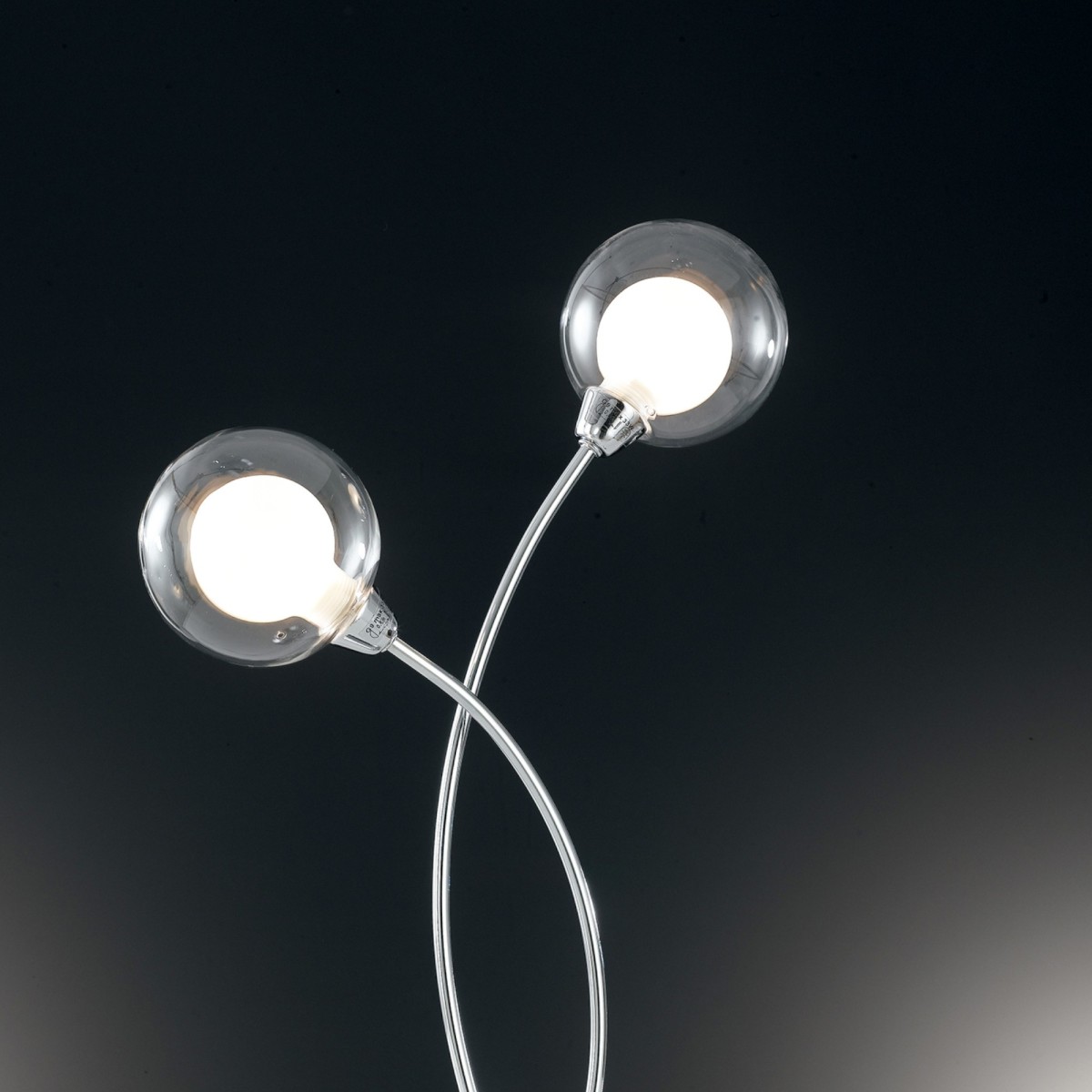 Lampada da tavolo 28W 2XG9 a doppia emissione cromo SPOT. Design moderno, struttura cromata con diffusori sferici.