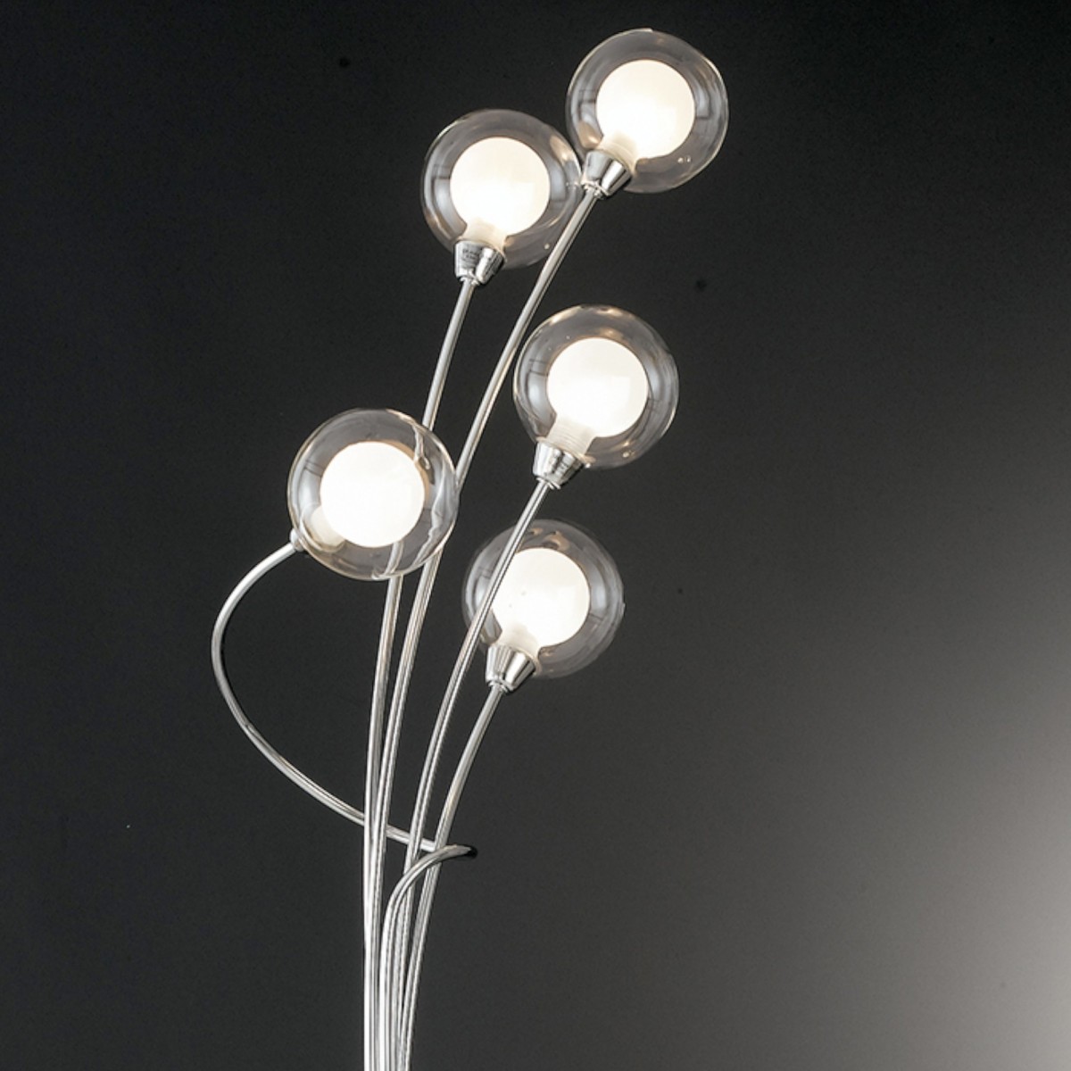 Piantana lampada da terra 28W 5XG9 a 5 emissioni cromo POST. Design moderno, struttura cromata con diffusori sferici.