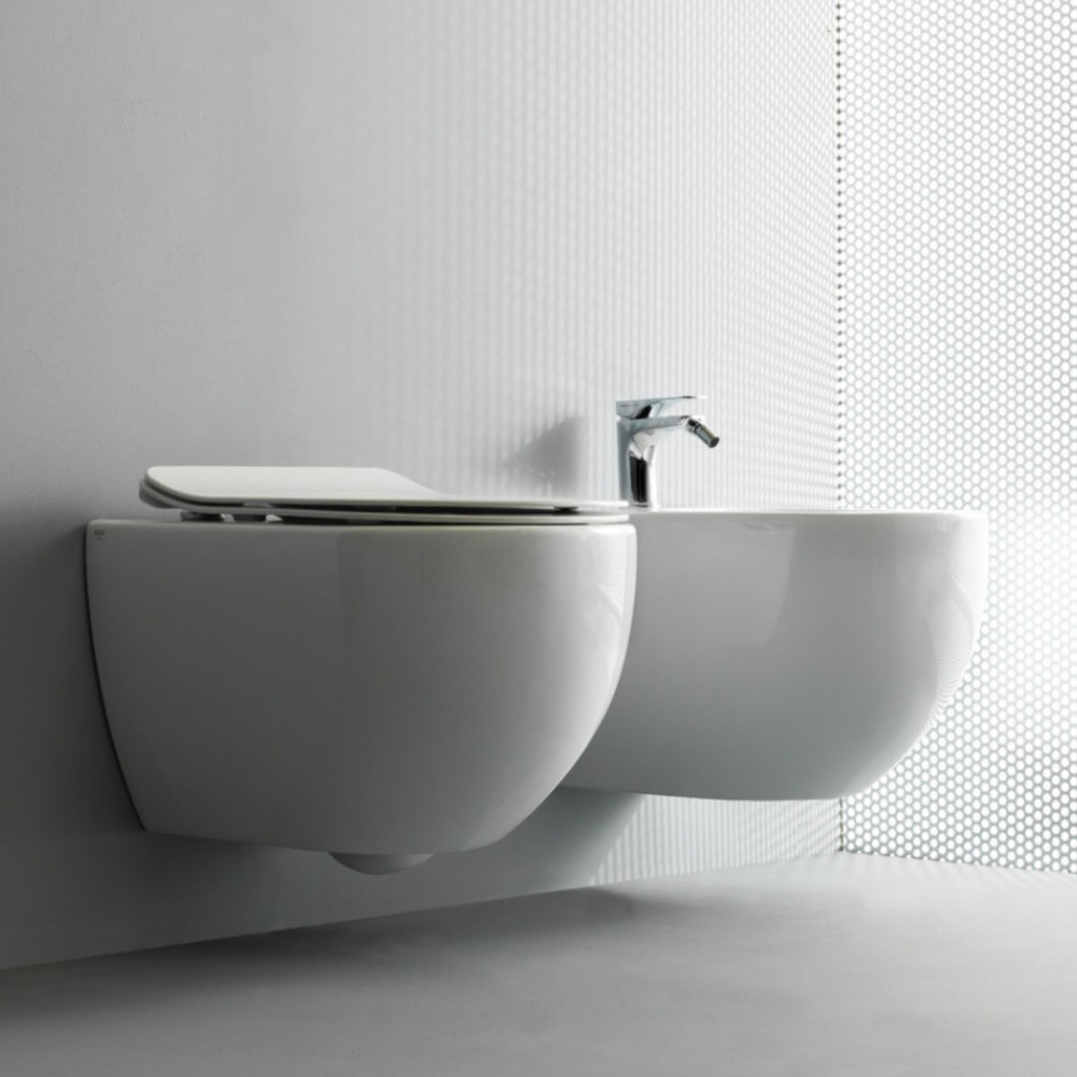 Coppia di sanitari sospesi per installazione a muro serie Blob composta da Bidet e WC con coprivaso slim a chiusura rallentata.