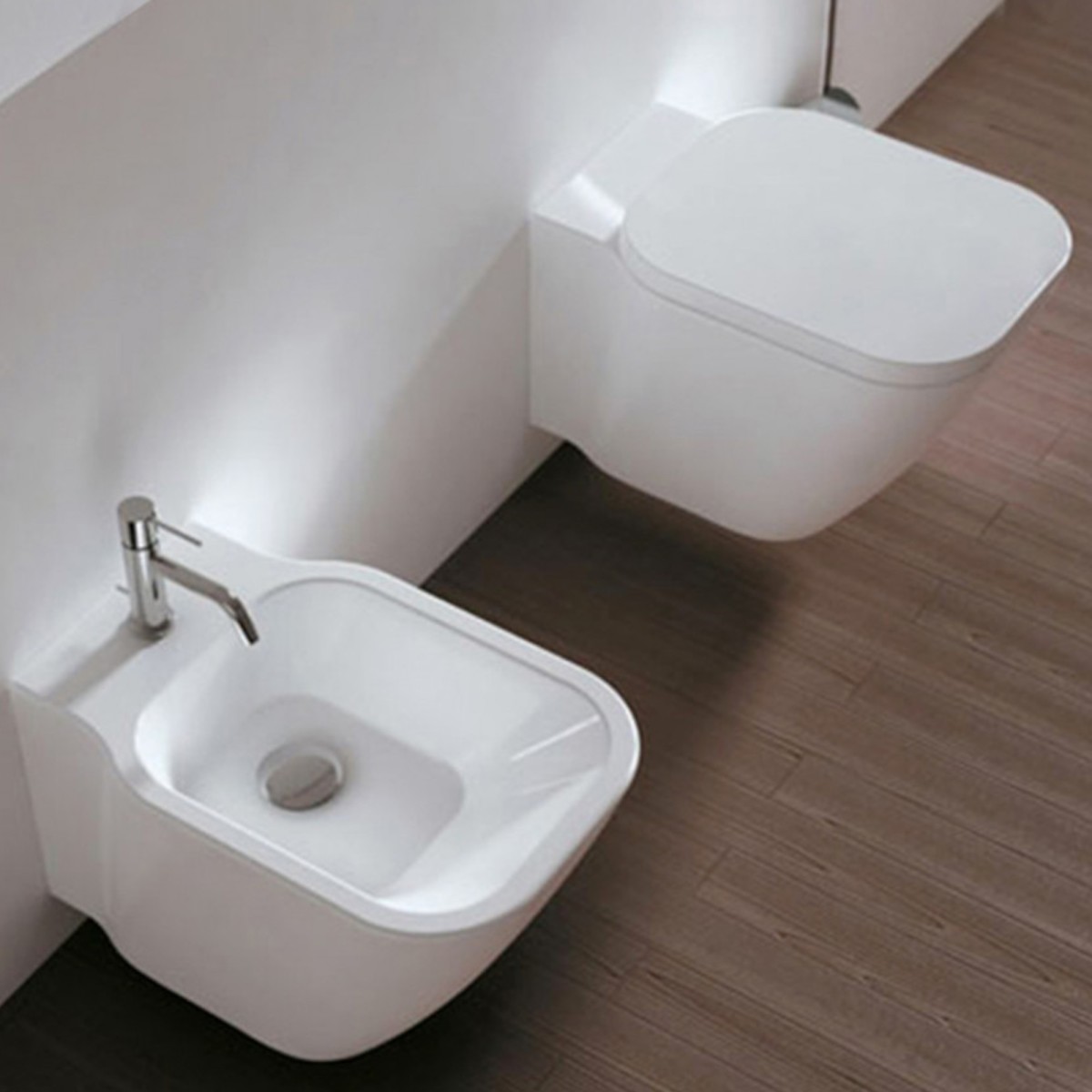 Wc rimless e bidet sospesi moderni ceramica bianco lucido con coprivaso softclose Utro