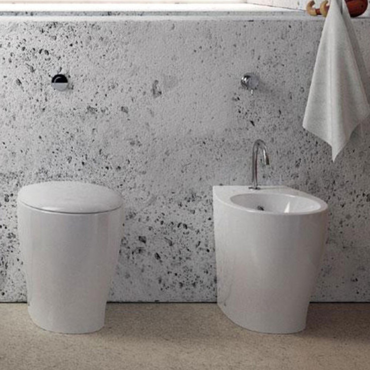 Sanitaires au sol blancs Comfy Slim à fleur de mur