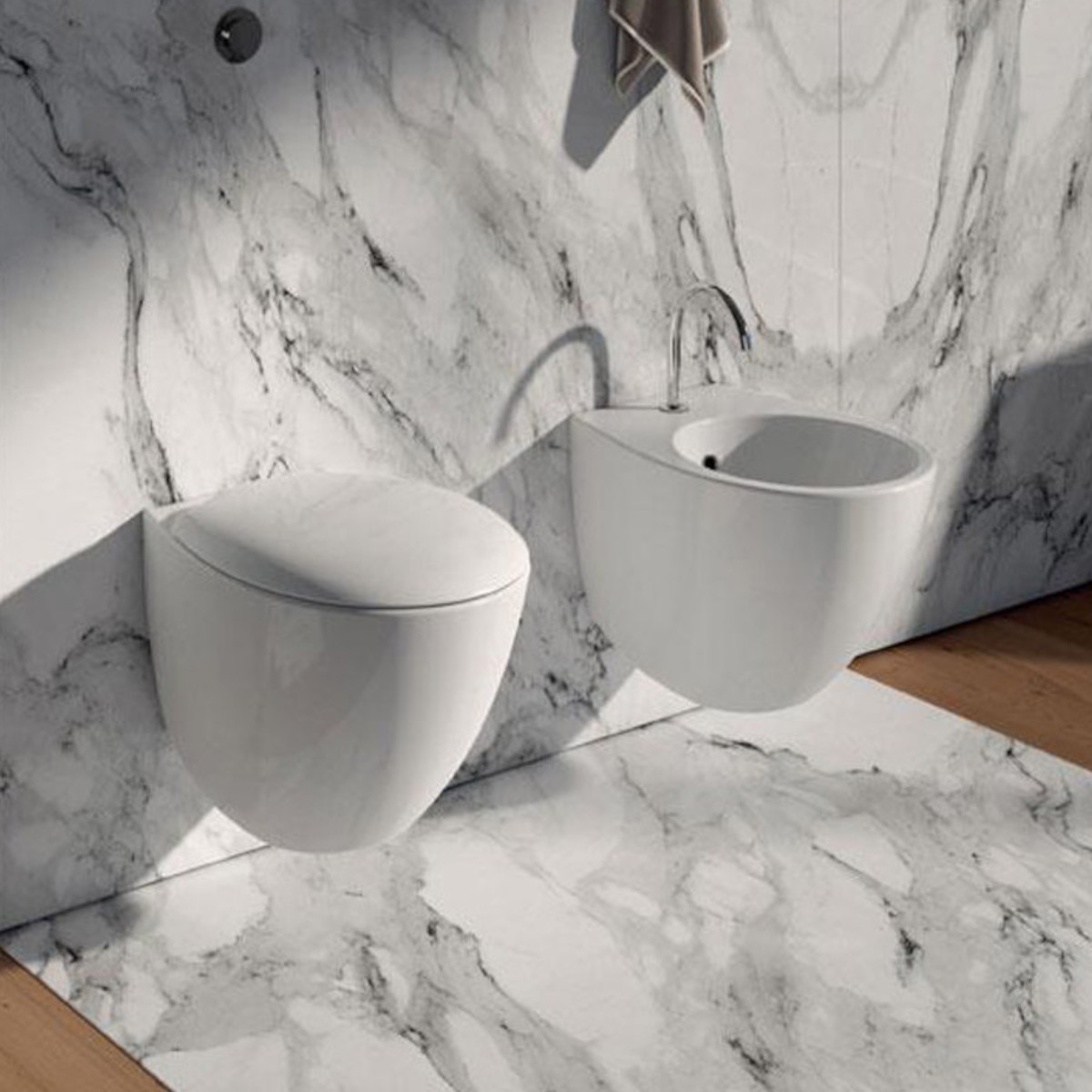 Wc rimless con coprivaso rallentato e bidet monoforo sospesi per installazione a muro serie Comfy Slim