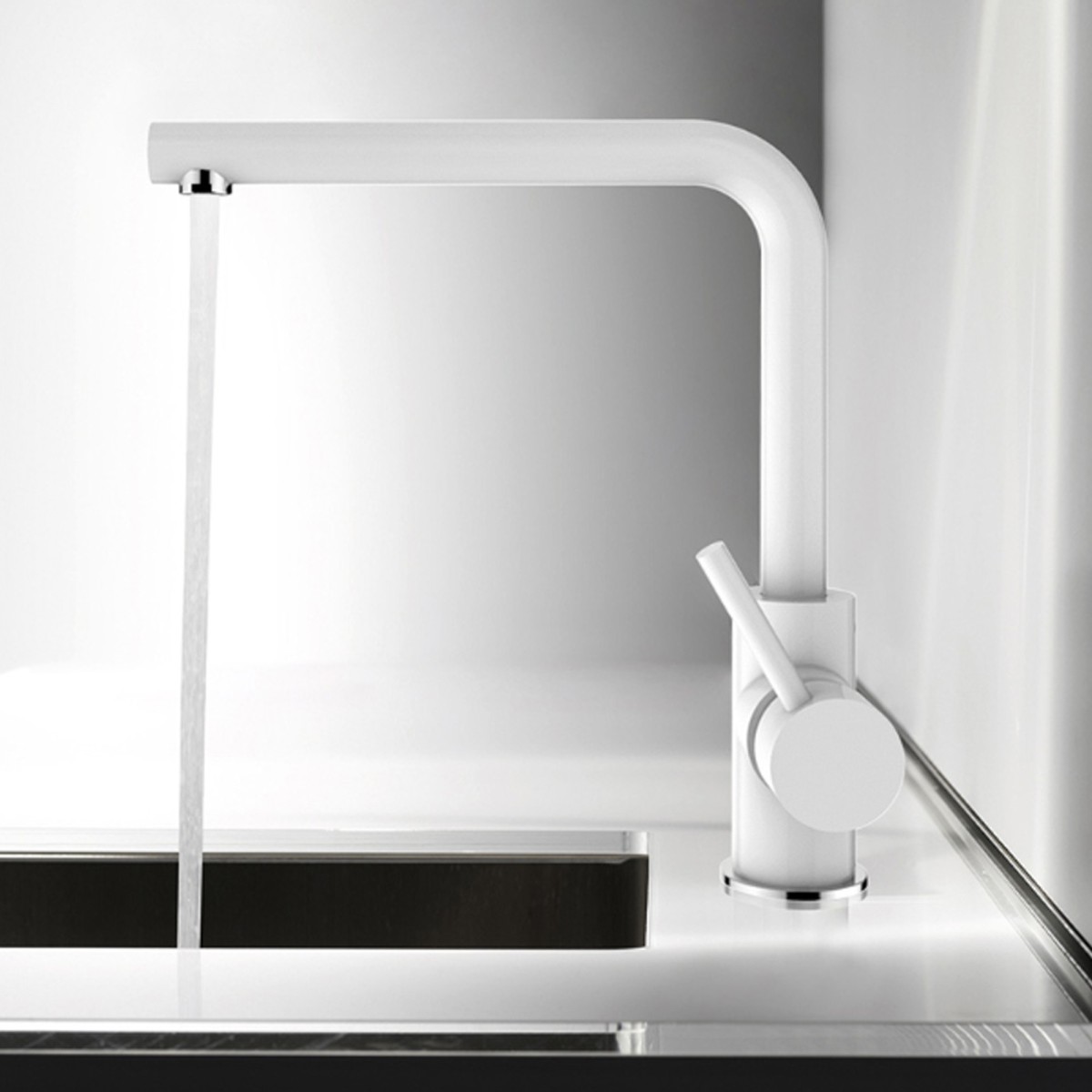 Mitigeur de cuisine blanc avec bec orientable